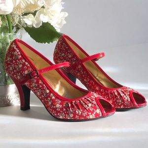 Madden Girl red floral heels Size 7.5